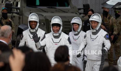 Anggota awak SpaceX, astronot NASA (LR), Victor Glover, Mike Hopkins, Shannon Walker dan astronot Badan Eksplorasi Dirgantara Jepang (JAXA) Soichi Noguchi melambai saat mereka keluar dari Neil A.Armstrong Operations dan Checkout Building dalam perjalanan ke Falcon 9 roket di Launch Complex 39A di John F.Kennedy Space Center, di Merritt Island, Cape Canaveral, Florida, AS, 15 November 2020. Astronot Crew-1, di pesawat luar angkasa bernama 