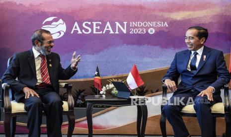  Presiden  Joko Widodo (kanan) mendengarkan Perdana Menteri Timor Leste Jose Maria Vasconcelos, yang dikenal sebagai Taur Matan Ruak (kiri) saat pertemuan bilateral mereka menjelang KTT ASEAN ke-42 di Labuan Bajo, Nusa Tenggara Timur, Selasa (9/5/2023). Indonesia menjadi tuan rumah KTT ASEAN ke-42 dan pertemuan terkait pada 09-11 Mei.