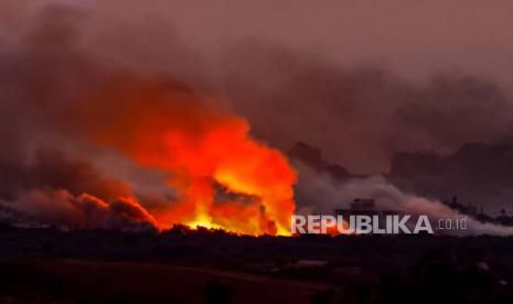 Rudal Israel menyerang bagian utara Jalur Gaza saat matahari terbenam, Ahad (29/10/2023. 