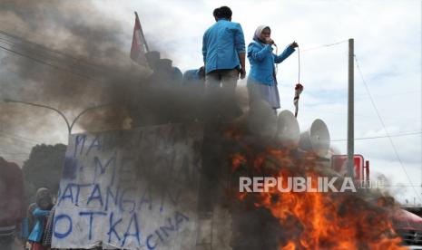 Mahasiswa melakukan orasi dan membakar ban bekas di areal pintu Bandara Udara Haluoleo di jalan Wolter Mongonsidi Kecamatan Ranomeeto, Konawe Selatan, Sulawesi Tenggara, Selasa (23/6/2020). Ratusan mahasiswa yang tergabung dari beberapa elemen tersebut menolak kedatangan 500 orang Tenaga Kerja Asing (TKA) asal China yang dipekerjakan di salah satu perusahaan pertambangan di Kabupaten Konawe, Sulawesi Tenggara. ANTARA FOTO/Jojon/hp.