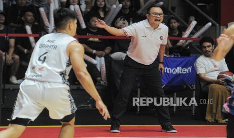 Pelatih Pelita Jaya Jakarta  Johannis Winar memberikan intruksi kepada pemain saat bertanding melawan tim Satria Muda Pertamina Jakarta pada laga final IBL All Indonesian Piala Menpora di Hall Basket Senayan, Gelora Bung Karno, Jakarta, Ahad (6/10/2024).