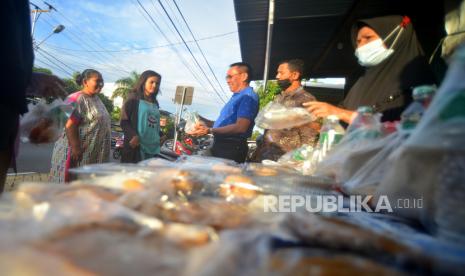 Pemberian makanan berbuka puasa gratis (ilustrasi)