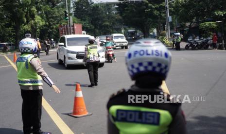 Anggota Kepolisian menghentikan kendaraan berplat nomor luar kota saat Operasi Penyekatan di Pospam Faroka, Solo, Jawa Tengah, Selasa (11/5/2021). Memasuki H-2 jelang Lebaran, petugas gabungan dari Polisi, TNI, Dishub dan Satpol PP memperketat penjagaan di kawasan perbatasan untuk antisipasi pemudik yang akan masuk ke Kota Solo. 