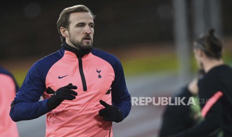 Harry Kane dari Tottenham melakukan pemanasan menjelang pertandingan sepak bola Liga Premier Inggris antara Fulham v Tottenham Hotspur di stadion Craven Cottage di London, Kamis, 4 Maret 2021. 