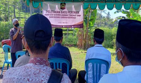 STP Khoiru Ummah Jember Bagikan Zakat dan Sembako