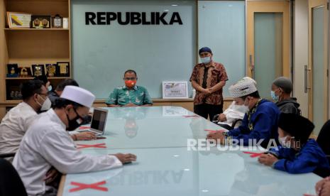 Pemimpin Redaksi Republika Irfan Junaidi berbincang bersama pengurus yayasan saat acara penyerahan santunan kepada anak yatim di kantor Republika, Jakarta, Selasa (11/5). Republika menyurkan santunan sebesar Rp.45 juta dari pembaca melalui program Berbagi Bersama Sahabat yang disalurkan kepada sembilan yayasan di Jabodetabek. Republika/Thoudy Badai