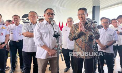 Penjabat (Pj) Gubernur DKI Jakarta Heru Budi Hartono dan Menhub Budi Karya Sumadi meresmikan Jembatan Penyeberangan Multiguna Dukuh Atas, Kecamatan Setiabudi, Jakarta Selatan pada Rabu (13/9/2023). 