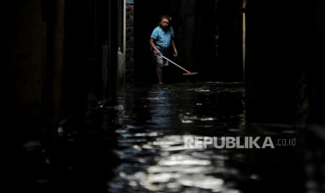 Warga beraktivitas saat pemukimannya terendam banjir di kawasan Kampung Pulo, Kampung Melayu, Jakarta Timur, Selasa (2/7/2024). Banjir tersebut merendam pemukiman warga usai diterjang hujan pada Senin (1/7) malam yang menyebabkan kenaikan debit air di sungai Ciliwung. Banjir setinggi sekitar 60 centimeter tersebut melanda 5 RT di wilayah Jakarta Timur diantaranya 4 RT di Kelurahan Kampung Melayu, 1 RT di Kelurahan Cawang. Meski demikian, kondisi banjir di wilayah Kampung Pulo sudah berangsur surut.