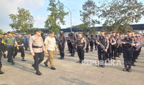 Kapolres Tasikmalaya Kota AKBP Sy Zainal Abidin bersama Pj Wali Kota Tasikmalaya Cheka Virgowansyah memeriksa kesiapan personel dalam apel gelar pasukan Operasi Mantap Brata Lodaya 2023-2024 di Terminal Indihiang, Kota Tasikmalaya, Selasa (17/10/2023). 