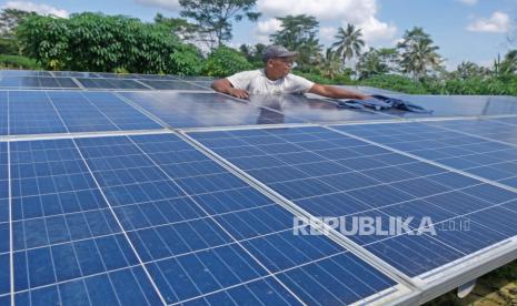 Menteri Sosial (Mensos) Tri Rismaharini berjanji akan memasang 10 alat pembangkit listrik panel surya di sejumlah titik di Kabupaten Puncak Jaya, Papua.