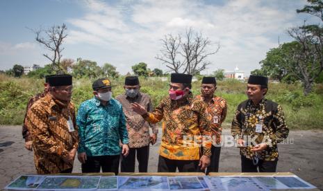 Menteri Agama Fachrul Razi (ketiga kanan) berbincang dengan pejabat Kementerian Agama Jawa Tengah saat meninjau lokasi pembangunan Masjid hadiah dari Pangeran Uni Emirat Arab (UEA) Sheikh Mohamed bin Zayed Al Nahlan kepada Presiden Joko Widodo di Solo, Jawa Tengah, Rabu (19/8/2020). Masjid dan Islamic Center yang dibangun diatas tanah seluah 2,8 hektare tersebut didesain menyerupai Grand Mosque di Abu Dhabi Uni Emirat Arab (UEA) dan akan mulai dibangun pada akhir tahun 2020. 