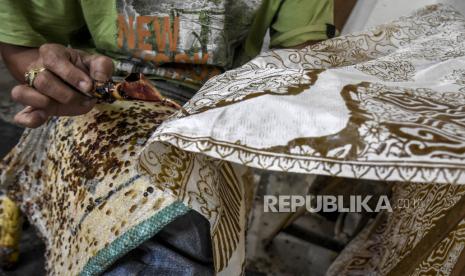 Proses pembuatan kain batik. 