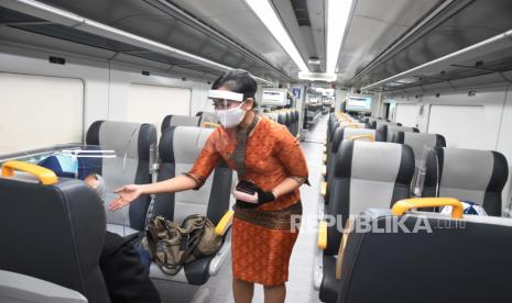 Pramugari mengenakan masker dan pelindung wajah memberikan imbauan protokol kesehatan kepada penumpang di KA Bandara Soetta, Jakarta, Rabu (1/7/2020). Kereta Api Bandara Internasional Soekarno-Hatta kembali beroperasi pada Rabu (1/7) dengan menerbitkan sejumlah prosedur protokol kesehatan pencegahan COVID-19 yang harus dipatuhi bagi para calon penumpang, pendamping, atau pengunjung KA Bandara. ANTARA FOTO/Indrianto Eko Suwarso/foc.