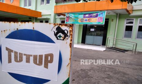 Kondisi Puskesmas Kasihan I pescapenutupan, Bantul, Yogyakarta, Senin (20/7). Puskesmas Kasihan I ditutup hingga Selasa (21/7) imbas adanya tenaga kesehatan dinyatakan positif Covid-19. Penelusuran riwayat kontak nakes yang positif Covid-19 juga dilakukan. Nakes tersebut tertular Covid-19 dari menantunya yang pulang dari Jakarta untuk menjenguk anaknya.