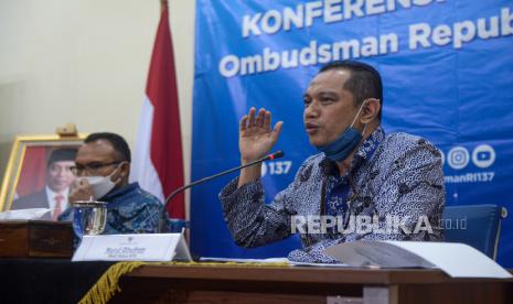 Wakil Ketua KPK Nurul Ghufron (kanan) bersama Anggota Ombudsman RI Robert Na Endi Jaweng (kiri)  saat menyampaikan keterangan terkait Assesman Tes Wawasan Kebangsaan (TWK) pegawai KPK di Gedung Ombudsman RI, Jakarta, Kamis (10/6). Ombudsman RI memanggil pimpinan KPK untuk memberikan klarifikasi terkait proses pengalihan pegawai KPK menjadi Aparatur Sipil Negara (ASN) melalui assesment TWK. Republika/Thoudy Badai