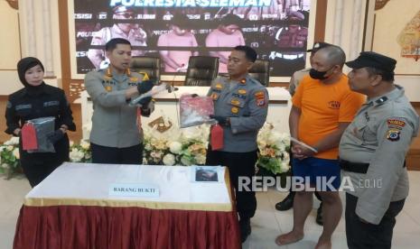 Polresta Sleman menggelar konferensi pers pengungkapan kasus penganiayaan atau dugaan percobaan pembunuhan yang dilakukan seorang pria di Ngaglik, Sleman, Jumat (2/2/2024). 