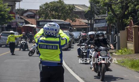 (ILUSTRASI) Polisi mengatur lalu lintas kendaraan.