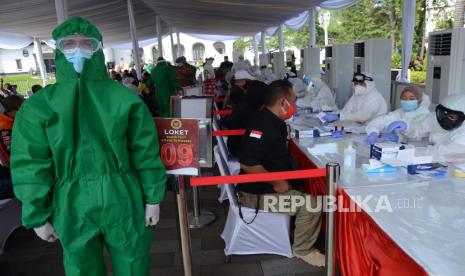 Rapid test dan swab massal yang digelar Badan Intelijen Negara (BIN) bersama Gugus Tugas Percepatan Penanggulangan COVID-19, di Halaman Gedung Sate, Kota Bandung, Jumat (26/6). Dalam pemeriksaan tersebut sejumlah orang dinyatakan reaktif. Kegiatan tersebut berlangsung hingga 27 Juni 2020. 