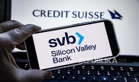  Ilustrasi foto menunjukkan logo Silicon Valley Bank (SVB) pada perangkat seluler di depan laptop dengan logo Credit Suisse di Washington, DC, AS, Selasa (14/3/2023). Beberapa hari setelah SVB runtuh pada 10 Maret, bank yang berbasis di Swiss bank Credit Suisse melaporkan bahwa mereka menemukan kelemahan material dalam pelaporan keuangannya selama dua tahun terakhir.