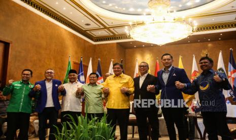 Wakil Ketua Umum PPP Amir Uskara, Ketua Umum PAN Zulkifli Hasan, Presiden PKS Ahmad Syaikhu, Ketua Umum PKB Muhaimin Iskandar, Ketua Umum Partai Golkar Airlangga Hartarto, Wakil Ketua Umum Partai NasDem Ahmad Ali, Ketua Umum Partai Demokrat Agus Harimurti Yudhoyono, Sekjen Partai NasDem Johnny G Plate bergandengan tangan saat silaturahmi awal tahun di Hotel Dharmawangsa, Jakarta, Ahad (8/1/2023). Delapan pimpinan partai politik bertemu untuk membahas sistem proporsional tertutup dalam pelaksanaan Pemilu 2024 yang diwacanakan oleh Ketua Komisi Pemilihan Umum (KPU).