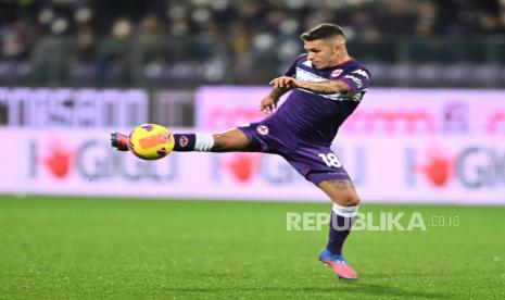 Pemain Arsenal,  Lucas Torreira saat dipinjamkan ke Fiorentina beraksi selama pertandingan sepak bola Serie A Italia ACF Fiorentina vs SS Lazio di Stadion Artemio Franchi di Florence, Italia, 05 Februari 2022.