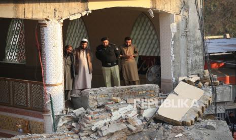 Arab Saudi Kutuk Keras Serangan Teror Bom Masjid di Pakistan. Foto: Petugas keamanan Pakistan memeriksa lokasi ledakan di Masjid, di Peshawar, Pakistan, Senin (30/1/2023) dini hari. Sedikitnya 28 jemaah tewas dan puluhan lainnya terluka dalam ledakan saat shalat di Masjid yang terletak di garis polisi di Peshawar, Ghulam Ali, Gubernur kata KPK provinsi.