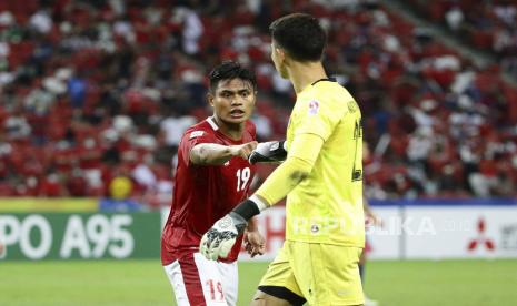 Fachruddin Aryanto dari Indonesia, kiri, menabrak Nadeo Arga Winata dari Indonesia sebelum tendangan penalti oleh Singapura pada pertandingan leg kedua semifinal AFF Suzuki Cup 2020 antara Indonesia dan Singapura di Singapura, Sabtu 25 Desember 2021.