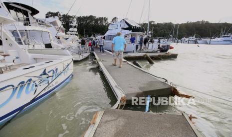  Sebuah dermaga terkoyak di sebuah marina di Tutukaka, Selandia Baru, Ahad, 16 Januari 2022, setelah gelombang dari letusan gunung berapi menyapu marina. Sebuah gunung berapi bawah laut meletus dengan cara yang spektakuler Sabtu di dekat negara Pasifik Tonga, mengirimkan gelombang tsunami menerjang pantai dan orang-orang bergegas ke tempat yang lebih tinggi.