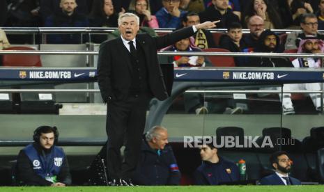 Pelatih kepala Real Madrid Carlo Ancelotti memberikan instruksi pada pertandingan sepak bola La Liga Spanyol antara Barcelona dan Real Madrid di stadion Camp Nou di Barcelona, ??Spanyol, Senin (20/3/2023) dini hari WIB. 