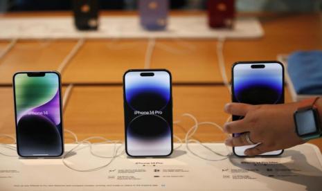 Pemilik iPhone dan smartphone yang harganya belasan hingga puluhan juta rupiah wajib menuliskan dalam daftar kekayaan dalam laporan SPT Tahunan. Foto: Republika.