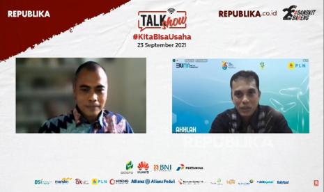 VP Corporate Communications PT. PLN (Persero) Gregorius Adi Trianto (kanan) menjadi narasumber dalam talkshow online di Jakarta, Kamis (23/9). Talkshow yang diselenggarakan oleh Republika ini mengangkat tema KitaBisaUsaha.Prayogi/Republika. 