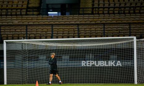 Pelatih Tim Nasional Indonesia Shin Tae Yong menyaksikan pemainnya saat latihan di Stadion Gelora Bandung Lautan Api, Bandung, Jawa Barat, Jumat (23/9/2022). Tim Nasional Indonesia akan bertanding pada laga persahabatan melawan Negara Curacao pada 24 September 2022 di Stadion Gelora Bandung Lautan Api. 