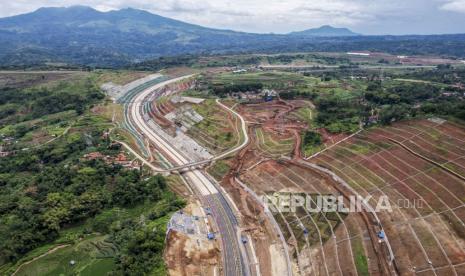 Foto udara suasana ruas Jalan Tol Cileunyi-Sumedang-Dawuan (Cisumdawu) di Sirnamulya, Kabupaten Sumedang, Senin (7/11/2022). 