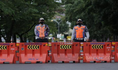 PSBB Bandung: Penutupan jalan dilakukan sebagai upaya mencegah terjadinya kerumuman dan membatasi aktivitas warga