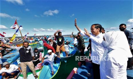 Presiden Joko Widodo bersama Ibu Negara Iriana Joko Widodo menyapa nelayan di Desa Nelayan Bakti, Kecamatan Wangi Wangi Selatan, Wakatobi, Sulawesi Tenggara, Kamis (9/6/2022). Presiden mengunjungi Kampung Suku Bajo untuk bertemu nelayan seusai menyerahkan sertifikat tanah gratis khusus warga pesisir di Sulawesi Tenggara. 