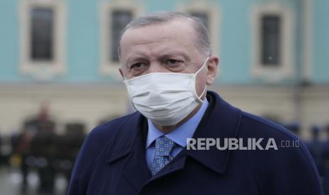  Presiden Turki Recep Tayyip Erdogan meninjau penjaga kehormatan selama upacara penyambutan menjelang pertemuannya dengan Presiden Ukraina Volodymyr Zelensky di Kyiv, Ukraina, Kamis, 3 Februari 2022.