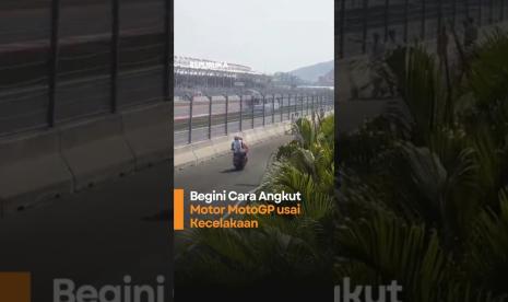 Proses Evakuasi Sepeda Motor Balap MotoGP Usai Terlibat Kecelakaan