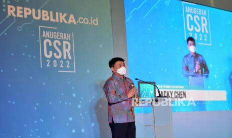 CEO of PT Huawei Tech Investment Jacky Chen memberikan sambutan usai menerima trophy pemenang CSR Kategori Infrastruktur dalam acara Anugerah CSR 2022 Republika.co.id di Jakarta, Selasa (27/9/2022). Anugerah CSR 2022 Republika.co.id ini merupakan rangkaian acara HUT-27 Republika.co.id. Republika/Prayogi