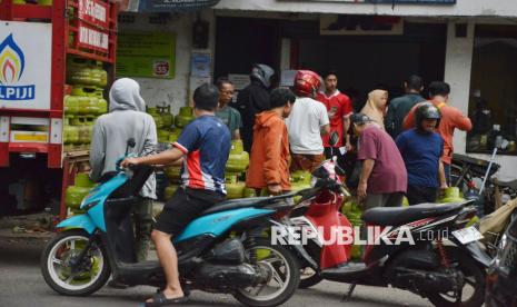 Warga antre membeli gas 3 kilogram di Jalan Rajawali, Kota Bandung, Selasa (4/2/2025). Masyarakat beberapa hari terakhir ini kesulitan mendapatkan gas elpiji 3 kg setelah ada aturan yang melarang warung pengecer untuk menjual LPG 3kg.