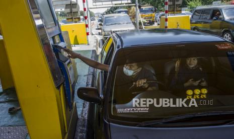 Pengendara mobil melakukan transaksi e-toll saat keluar Gerbang Tol Pasteur, Bandung, Jawa Barat, Sabtu (5/9/2020). PT Jasa Marga mulai memberlakukan penyesuaian tarif baru ruas tol Cipularang dan Padaleunyi dengan memberi diskon untuk golongan I, menurunkan tarif untuk kendaraan golongan III dan V serta menaikan tarif untuk golongan II dan IV sebagai upaya untuk menciptakan iklim investasi bisnis jalan tol yang kondusif. 