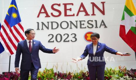 Menteri Luar Negeri Indonesia Retno Marsudi, kanan, menunjukkan jalan kepada Menteri Luar Negeri Vietnam Bui Thanh Son dalam Pertemuan Dewan Koordinasi Perhimpunan Bangsa-Bangsa Asia Tenggara (ASEAN) di Sekretariat ASEAN di Jakarta, Indonesia, Jumat, 3 Februari 2023. Asia Tenggara Para menteri luar negeri bertemu di ibukota Indonesia hari Jumat untuk pembicaraan yang akan didominasi oleh situasi yang memburuk di Myanmar meskipun ada agenda yang terfokus pada ketahanan pangan dan energi serta kerja sama di bidang keuangan dan kesehatan.