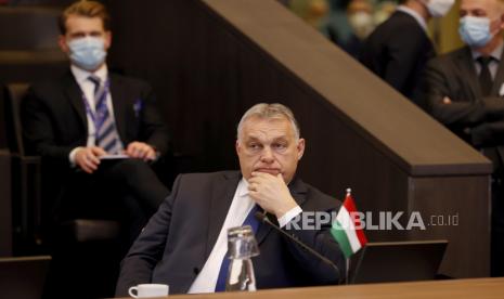 Perdana Menteri Hungaria Viktor Orban, tengah, menghadiri KTT virtual para pemimpin NATO di markas besar NATO di Brussels, Jumat, 25 Februari 2022. 