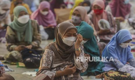 Umat Muslim menangis saat berdoa ketika pelaksanaan shalat Idul Fitri 1442 Hijriah.