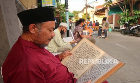 Jamaah masjid An Nursiyah terdiri anak-anak hingga orang dewasa, membacakan ayat-ayat suci al-quran pada acara “Tadarus On The Road” yang dilaksanakan oleh Yayasan An Nursiyah  di depan masjid An Nursiyah, Jakarta, Ahad (17/4/2022). Kegiatan ini, selain menghatamkan bacaan Al-quran juga dalam rangka menyambut peringatan Nuzulul Quran dan mencintai Al-quran. Foto: Darmawan/Republika.                               