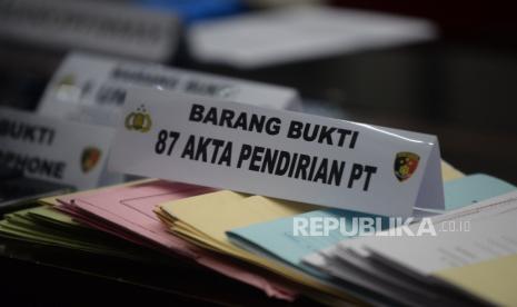 Sejumlah barang bukti diperlihatkan saat rilis pengungkapan perkara pinjaman online ilegal dengan modus koperasi simpan pinjam (KSP) di Lobby Bareskrim Polri, Jakarta, Senin (25/10). Direktorat Tindak Pidana Ekonomi dan Khusus (Dittipideksus) Bareskrim Polri berhasil menangkap tiga tersangka dan menyita barang bukti uang senilai Rp 20,4 miliar, perangkat komputer, akta pendirian koperasi simpan pinjam, ratusan stampel, dan lainnya.Prayogi/Republika 