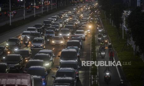 Pesepeda melintasi kawasan Sudirman, Jakarta, Rabu (3/11). Mobilitas masyarakat Ibu Kota semakin meningkat karena dilonggarkannya beberapa peraturan diantaranya aturan kerja pada sektor esensial sebesar 100 persen dan sektor non esensial sebesar 75 persen di masa PPKM level 1. Republika/Putra M. Akbar