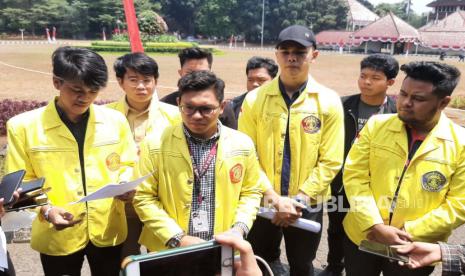 Ketua BEM UI, Melki Sadek Huang saat konferensi pers di Lapangan Rotunda UI, Kota Depok, Rabu (13/9/2023).