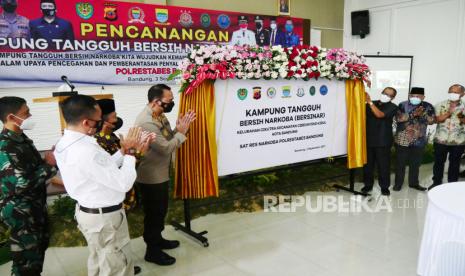 Wali Kota Bandung Oded M Danial membuka tirai Tulisan Kampung Tangguh Besih Narkoba saat Pencanangan Kampung Tangguh Besih Narkoba (Bersinar) bersama Polrestabes Bandung dan usur terkait, di Kantor Kecamatan Cibeunying Kidul, Kota Bandung, Jumat (3/9). Melalui kampung tangguh diharapkan dapat mewujudkan kemampuan kemandirian dan sinergitas intansi terkait dalam upaya pecegahan dan pemberantasan penyalahgunaan dan peredaran narkoba.