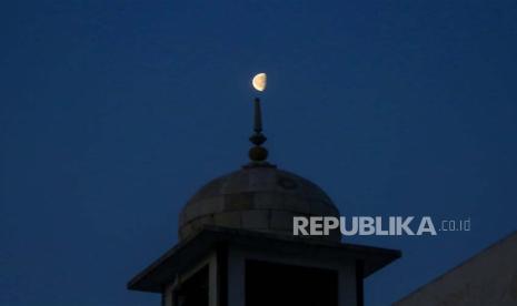 Penghapusan bagian-bagian yang merujuk kepada Kekaisaran Mughal dari buku-buku sekolah di India baru-baru ini telah memicu kemarahan di kalangan akademisi. Para sejarawan dan akademisi khawatir langkah penghapusan ini bertujuan untuk menghilangkan ingatan generasi muda dari peran penting umat Islam dalam sejarah India.