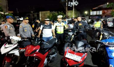  Puluhan sepeda motor dengan knalpot brong terjaring razia yang digelar Polres Sukoharjo di wilayah Kecamatan Kartasura, Kabupaten Sukoharjo, Jawa Tengah, Jumat (5/1/2024).